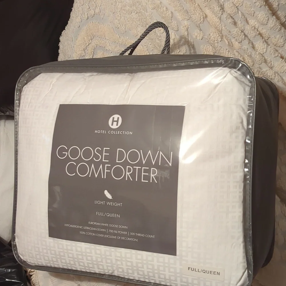 Hotel Collection Goose Down Comforter 500 thread count 100%cotton cover . - Picture 1 of 3